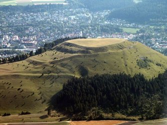 Der Ipf und die Stadt Bopfingen im Hintergrund