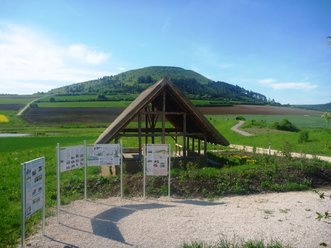 Naturklassenzimmer mit dem Ipf im Hintergrund