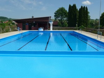 Schwimmbecken im Freibad Trochtelfingen