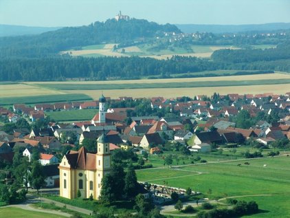 Im Vordergrund ist die Wallfahrtskapelle St. Marien Zöbingen zu sehen.